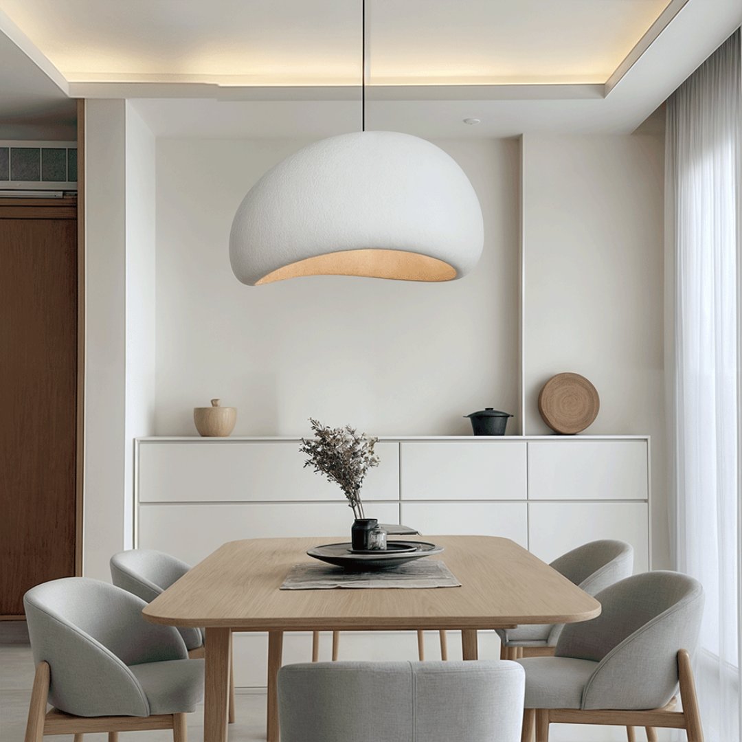 "Lampada sospensione bordeaux elegante in metallo e vetro, design minimalista, crea atmosfera sofisticata in casa."