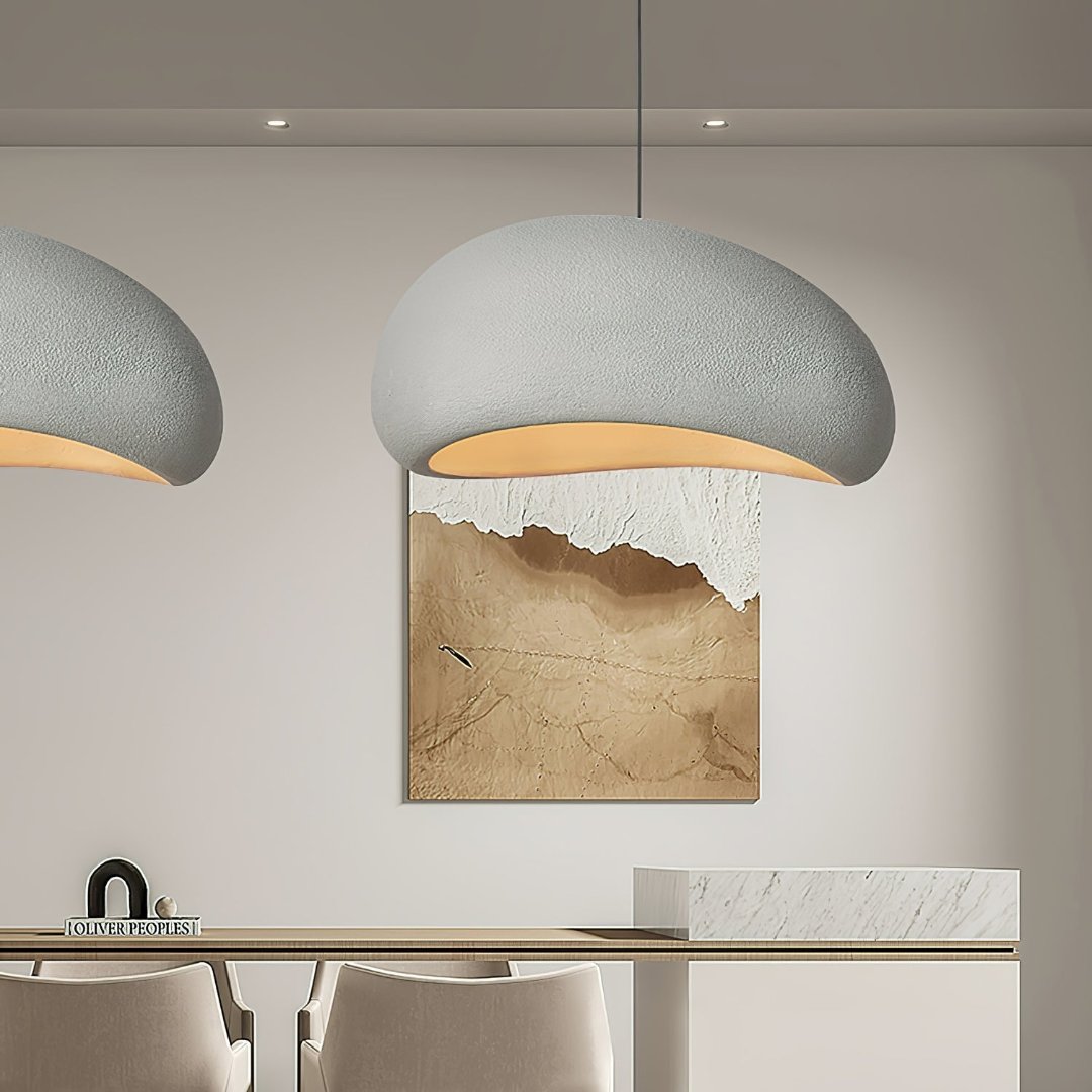 "Lampada sospensione bordeaux elegante in metallo e vetro, design minimalista, crea atmosfera sofisticata in casa."
