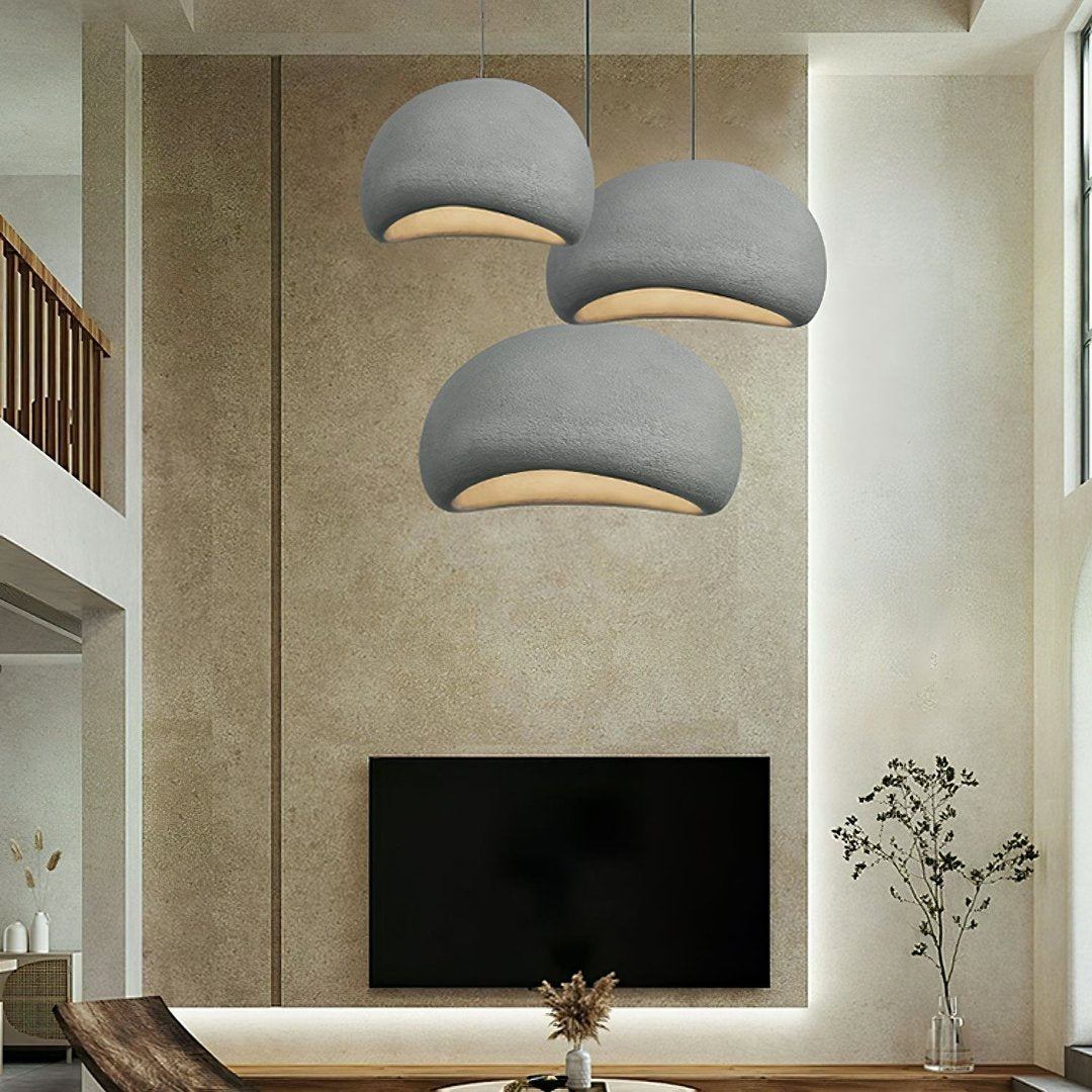 "Lampada sospensione bordeaux elegante in metallo e vetro, design minimalista, crea atmosfera sofisticata in casa."