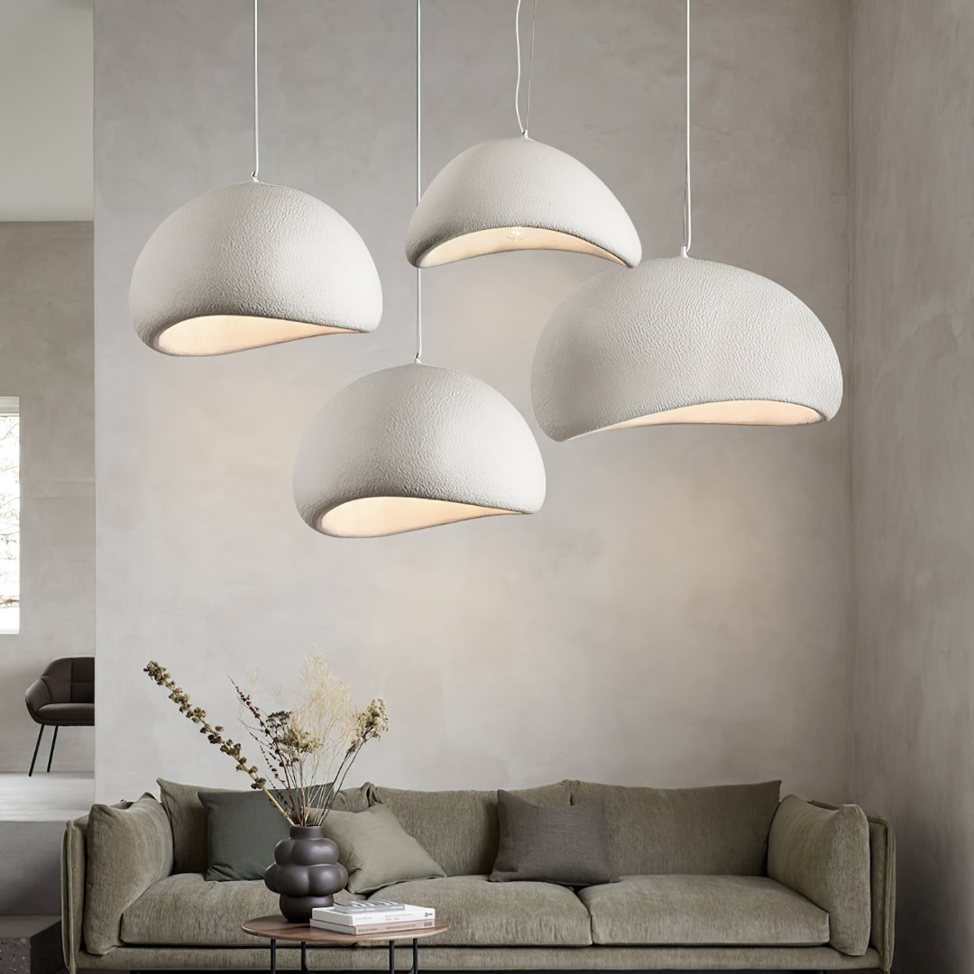 "Lampada sospensione bordeaux elegante in metallo e vetro, design minimalista, crea atmosfera sofisticata in casa."