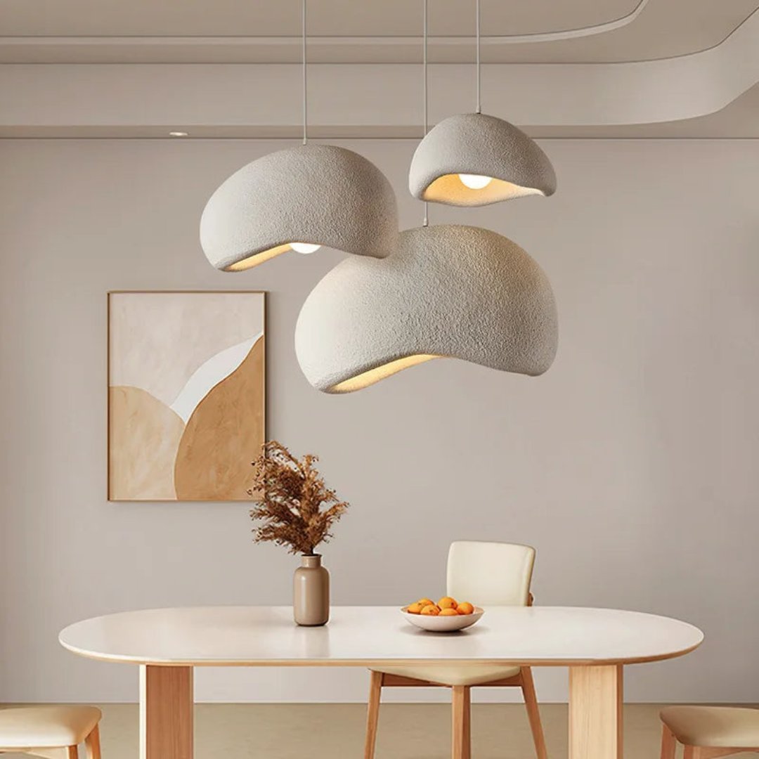"Lampada sospensione bordeaux elegante in metallo e vetro, design minimalista, crea atmosfera sofisticata in casa."