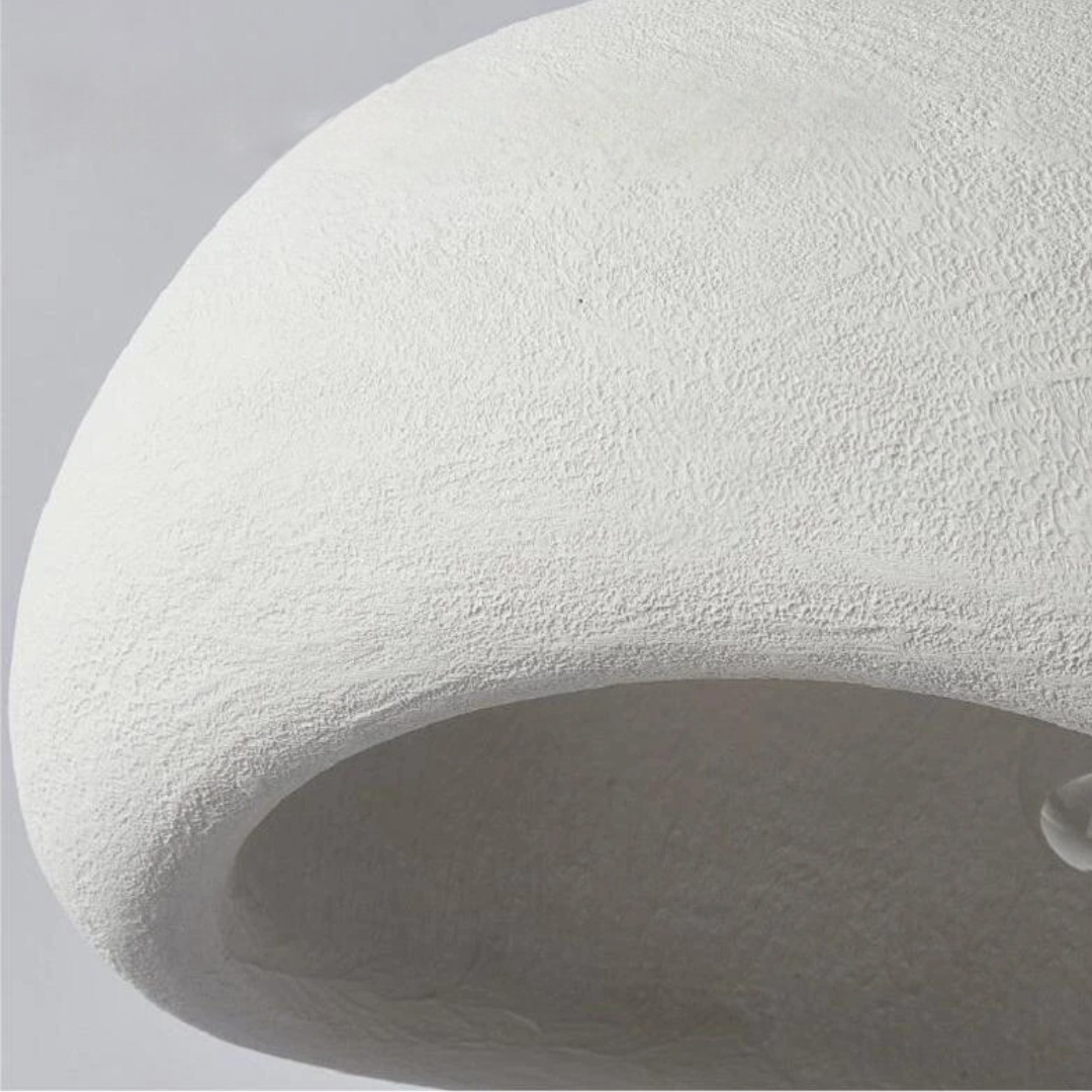 "Lampada sospensione bordeaux elegante in metallo e vetro, design minimalista, crea atmosfera sofisticata in casa."