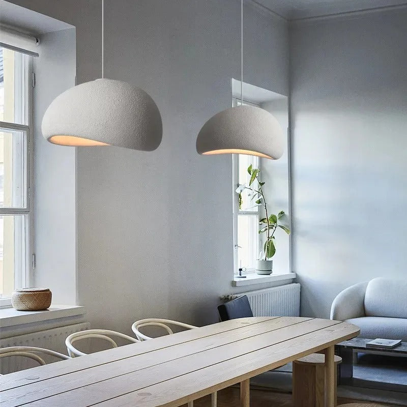 "Lampada sospensione bordeaux elegante in metallo e vetro, design minimalista, crea atmosfera sofisticata in casa."