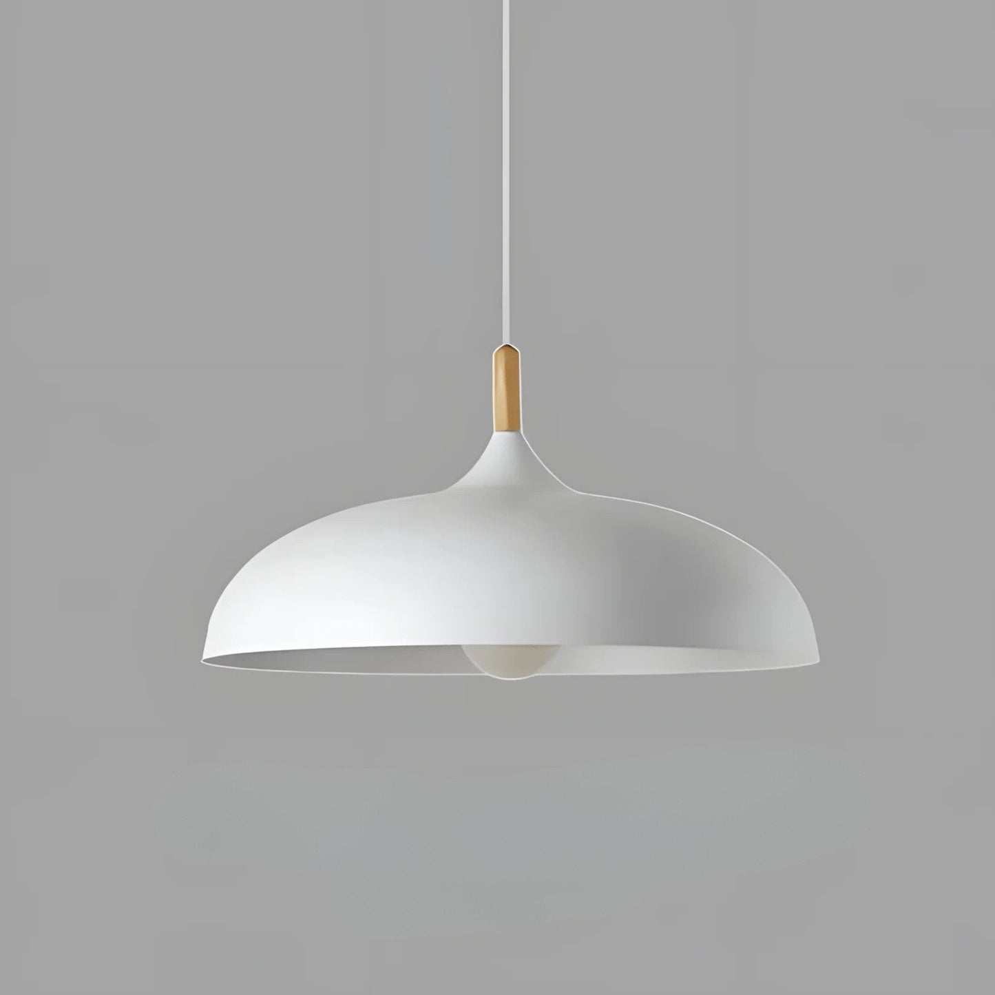 "Lampada sospensione nordica in legno quercia, design moderno, luce calda, adatta a interni contemporanei e scandinavi."