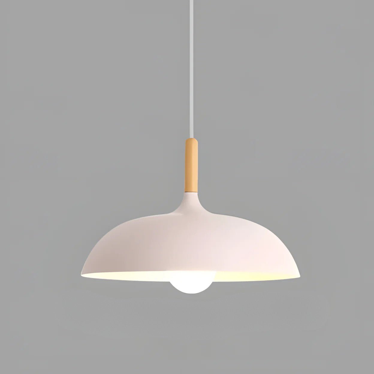 "Lampada sospensione nordica in legno quercia, design moderno, luce calda, adatta a interni contemporanei e scandinavi."