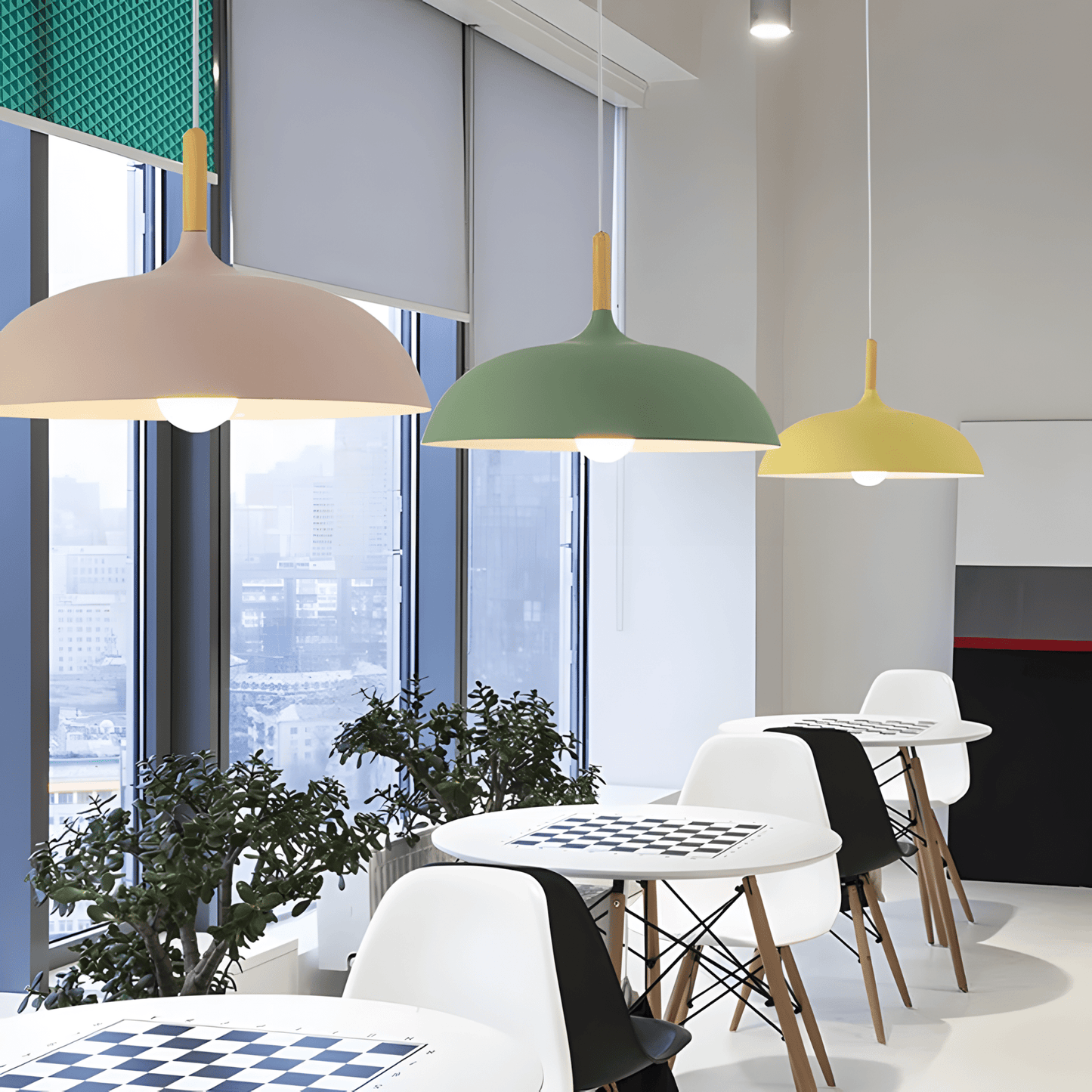 "Lampada sospensione nordica in legno quercia, design moderno, luce calda, adatta a interni contemporanei e scandinavi."