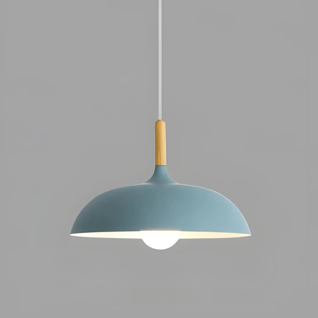 "Lampada sospensione nordica in legno quercia, design moderno, luce calda, adatta a interni contemporanei e scandinavi."