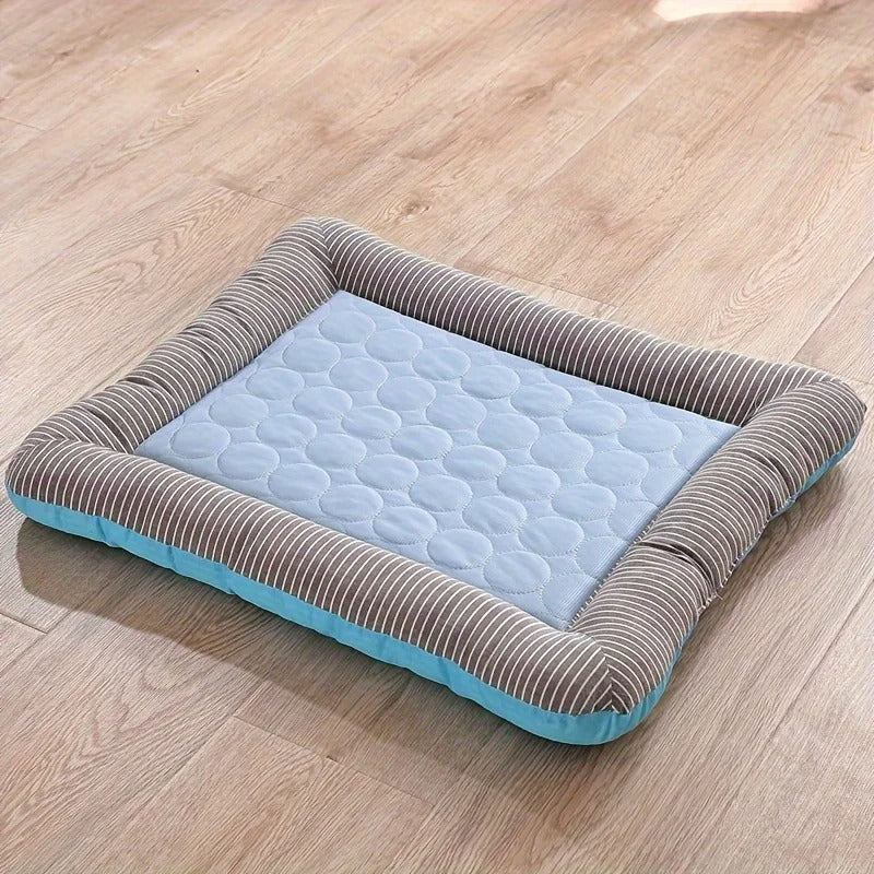 "Letto rinfrescante blu per animali domestici, traspirante con bordi imbottiti e antiscivolo, ideale per il comfort estivo."
