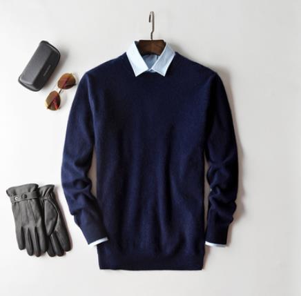"Maglione uomo cashmere elegante beige, morbido e caldo, perfetto per look sofisticati e casual."