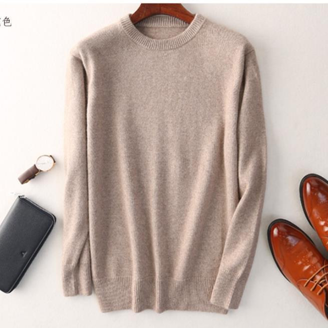 "Maglione uomo cashmere elegante beige, morbido e caldo, perfetto per look sofisticati e casual."