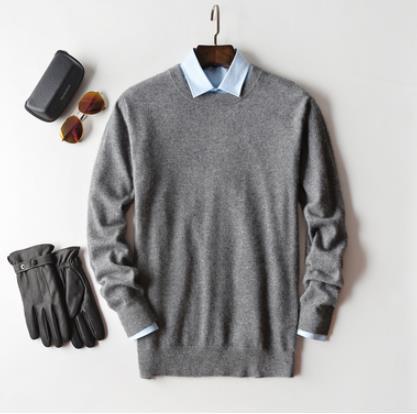 "Maglione uomo cashmere elegante beige, morbido e caldo, perfetto per look sofisticati e casual."