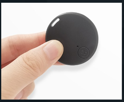 Mini GPS Tracker magnetico nero, compatto e portatile, per tracciamento in tempo reale e facile montaggio su superfici metall