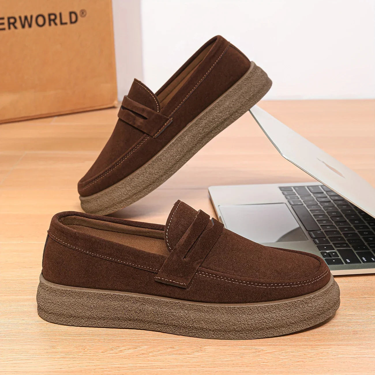 "Mocassini da uomo in camoscio eleganti, marrone chiaro, suola antiscivolo, design moderno e comfort per ogni occasione."