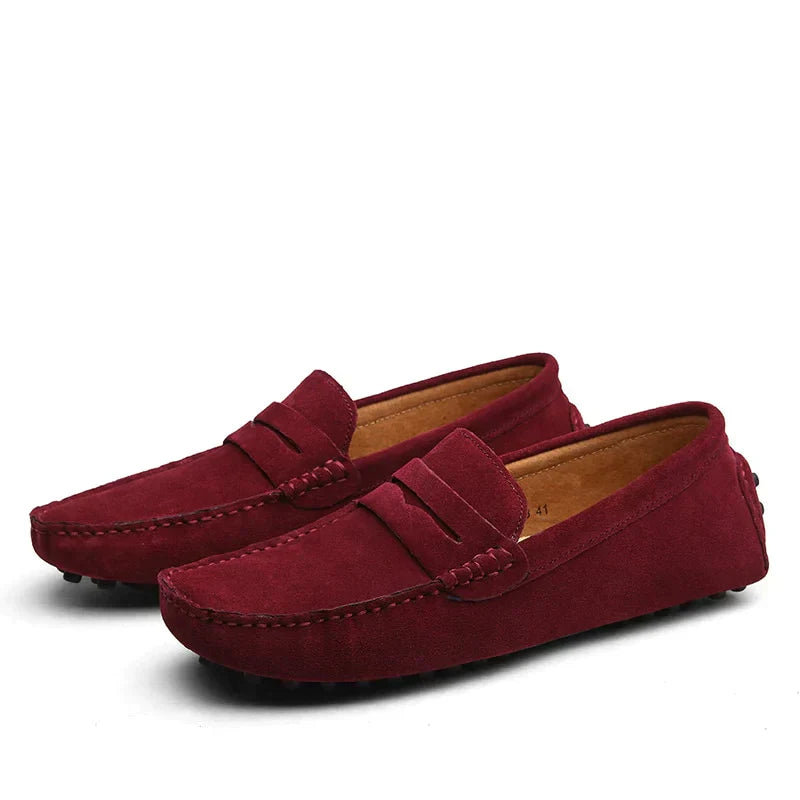 "Mocassini eleganti da uomo in pelle morbida, design moderno, colore nero, perfetti per occasioni formali e casual."