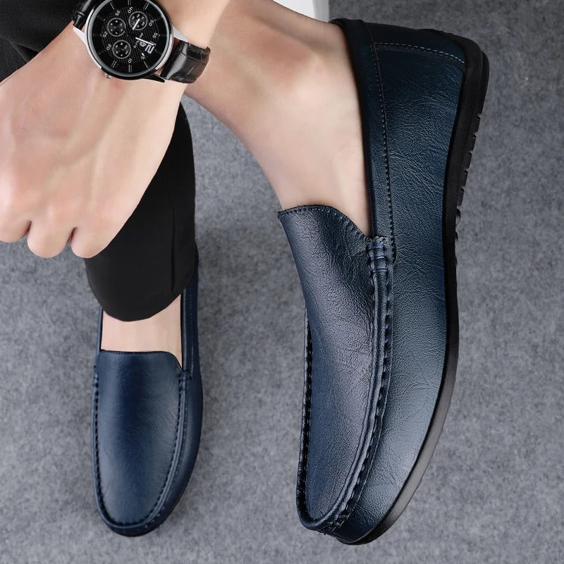 "Mocassini eleganti da uomo in pelle nera con design slip-on e dettagli artigianali, perfetti per look formali o casual."