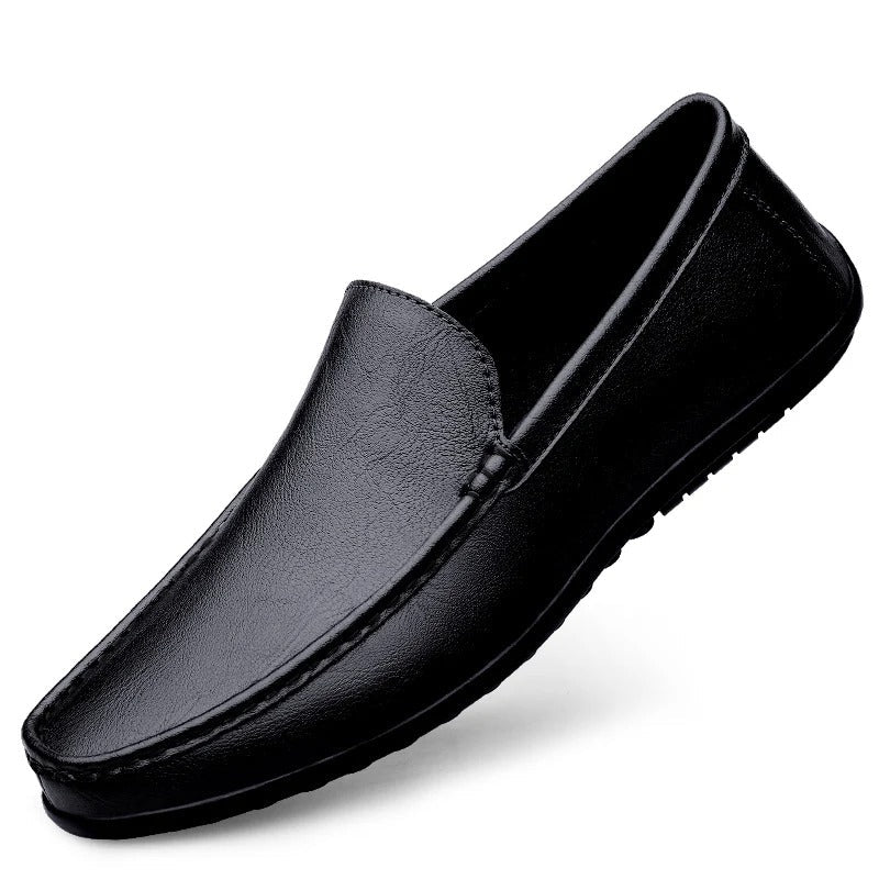 "Mocassini eleganti da uomo in pelle nera con design slip-on e dettagli artigianali, perfetti per look formali o casual."