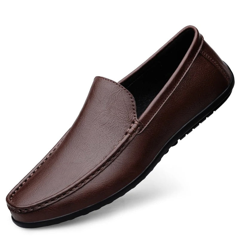 "Mocassini eleganti da uomo in pelle nera con design slip-on e dettagli artigianali, perfetti per look formali o casual."