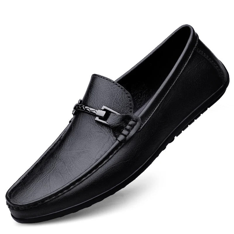 "Mocassini eleganti da uomo in pelle nera con design slip-on e dettagli artigianali, perfetti per look formali o casual."