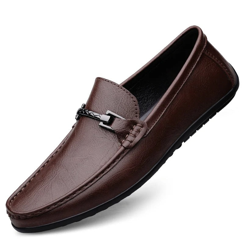 "Mocassini eleganti da uomo in pelle nera con design slip-on e dettagli artigianali, perfetti per look formali o casual."