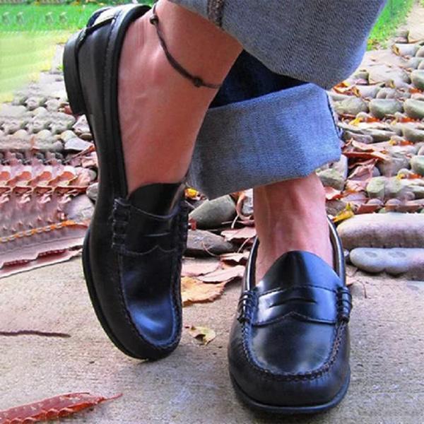 "Mocassini in pelle da uomo eleganti, colore nero, con design raffinato e confortevole, perfetti per ogni occasione."
