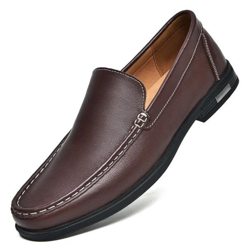 "Mocassini uomo in pelle italiana marrone, design elegante, suola robusta, ideale per outfit casual e formali."