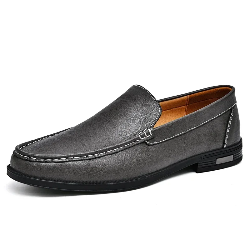 "Mocassini uomo in pelle italiana marrone, design elegante, suola robusta, ideale per outfit casual e formali."