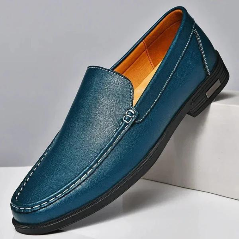 "Mocassini uomo in pelle italiana marrone, design elegante, suola robusta, ideale per outfit casual e formali."