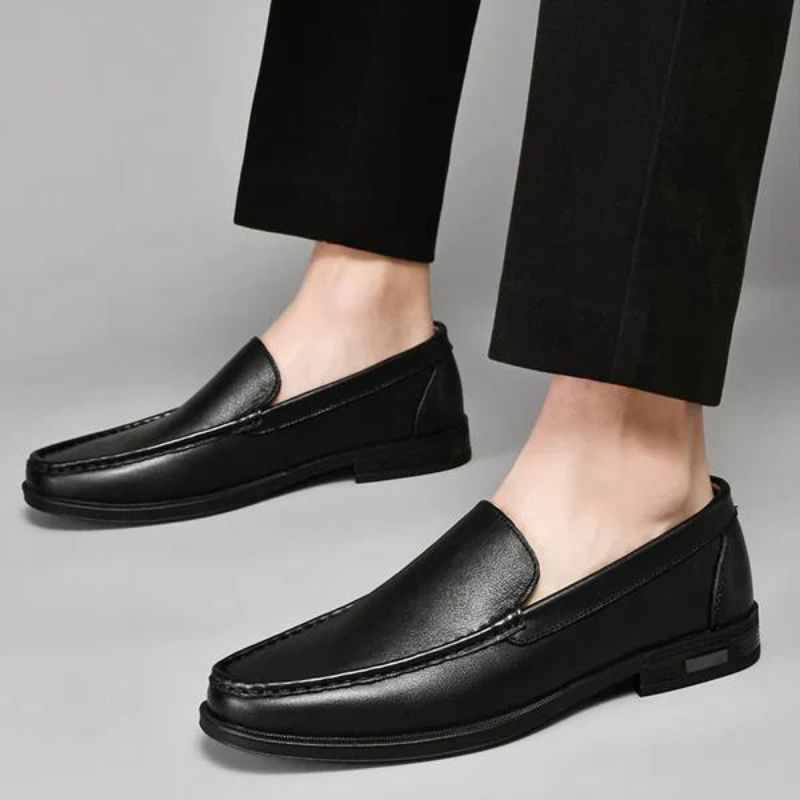 "Mocassini uomo in pelle italiana marrone, design elegante, suola robusta, ideale per outfit casual e formali."