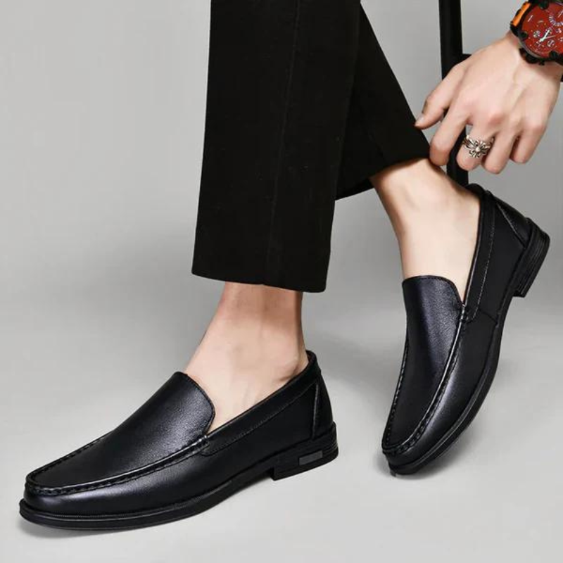 "Mocassini uomo in pelle italiana marrone, design elegante, suola robusta, ideale per outfit casual e formali."