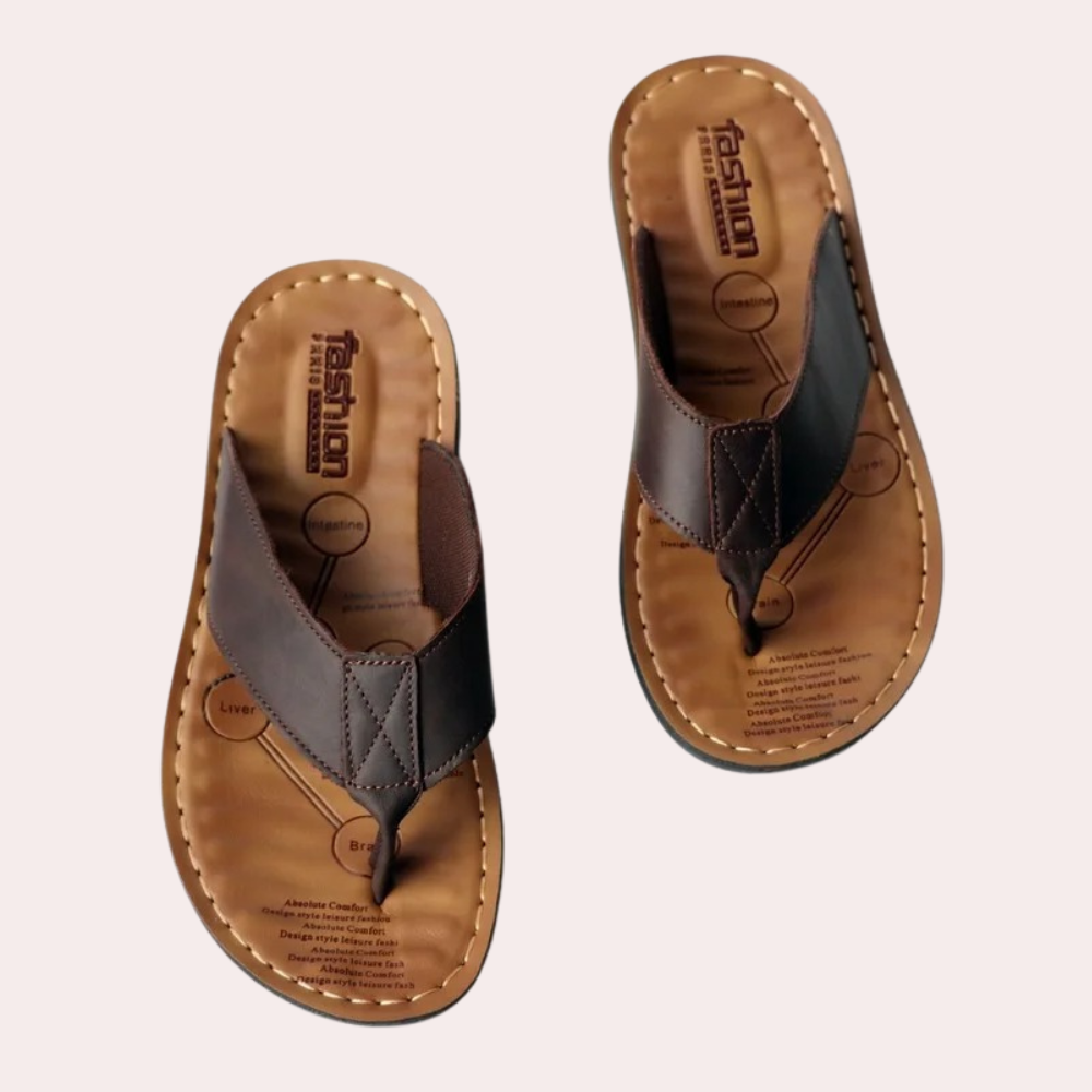 "Mules in cuoio da uomo eleganti e confortevoli, design moderno minimalista, cuoio marrone con soletta morbida."