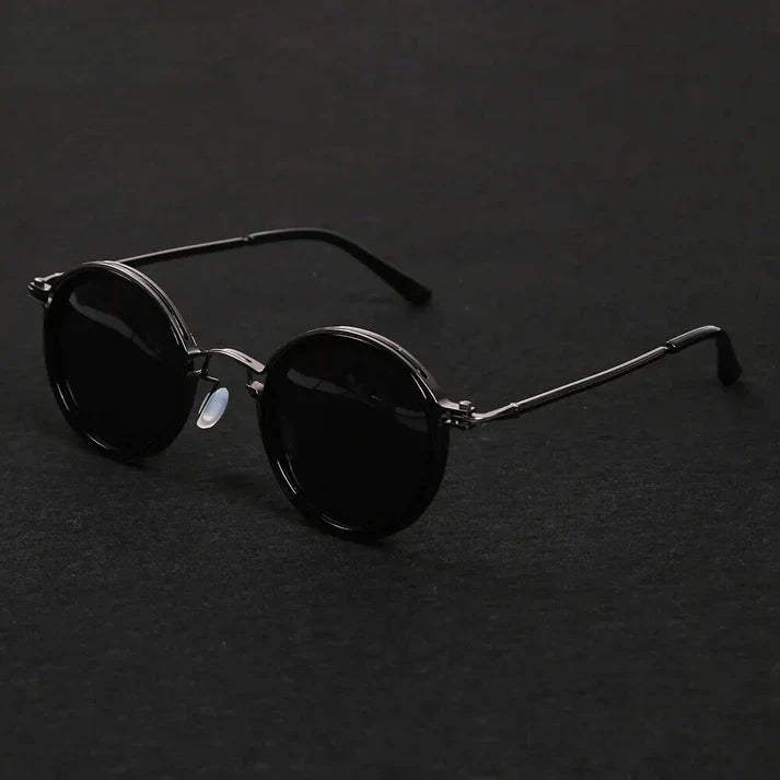"Occhiali da sole polarizzati uomo, montatura in metallo lucido, lenti scure, stile moderno e protezione UV 400 avanzata."
