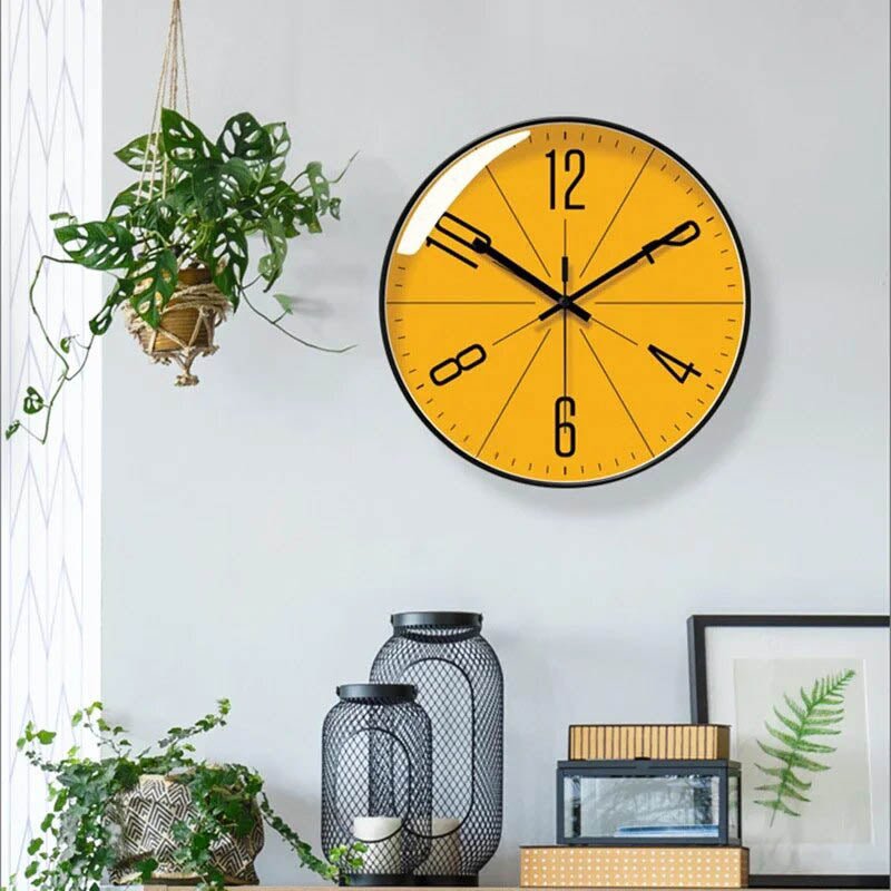 "Orologio da parete nordico minimalista in bianco e nero, design elegante con cifre chiare, adatto per decorazioni moderne."