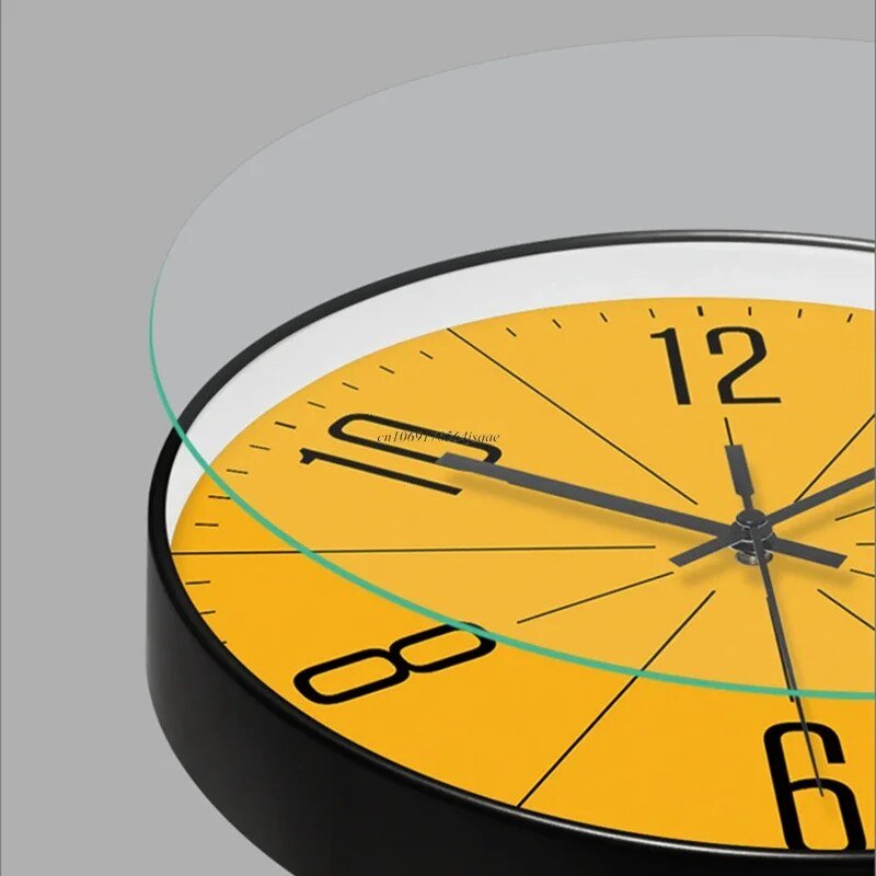 "Orologio da parete nordico minimalista in bianco e nero, design elegante con cifre chiare, adatto per decorazioni moderne."