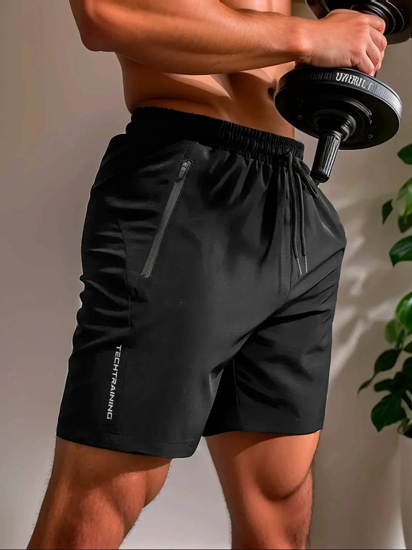 "Pantaloncini sportivi uomo traspiranti, tasca con cerniera, tessuto leggero e elasticizzato per massimo comfort e movimento.