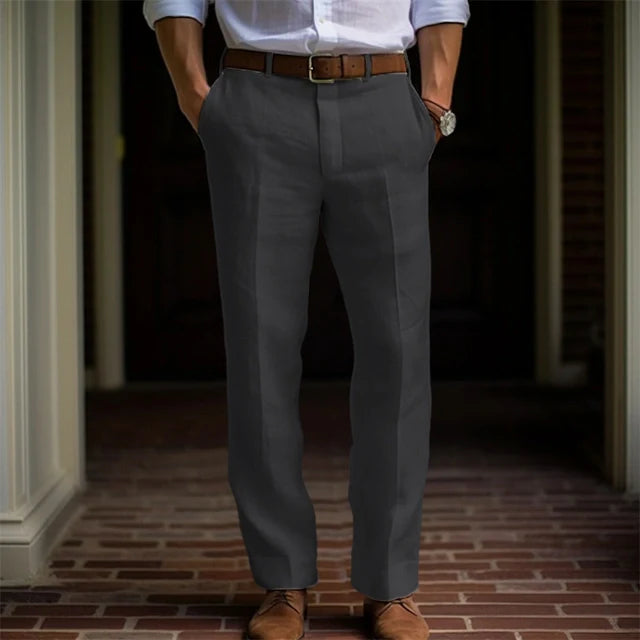 "Pantaloni estivi uomo in lino, leggermente ampi, tessuto beige traspirante, adatti per giornate calde e look casual."