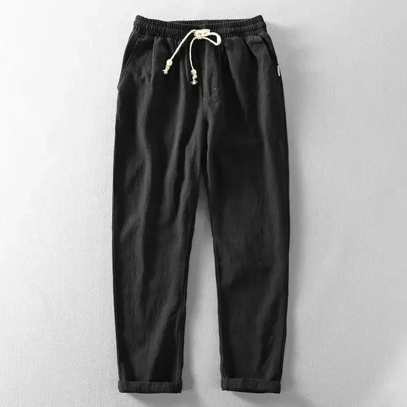 "Pantaloni estivi uomo in lino traspiranti beige con tasche, adatti per giornate calde e look elegante e leggero."