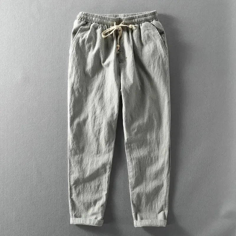 "Pantaloni estivi uomo in lino traspiranti beige con tasche, adatti per giornate calde e look elegante e leggero."