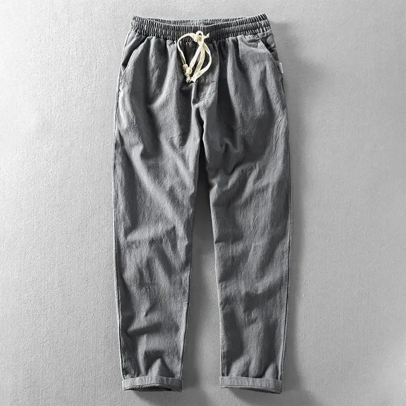 "Pantaloni estivi uomo in lino traspiranti beige con tasche, adatti per giornate calde e look elegante e leggero."