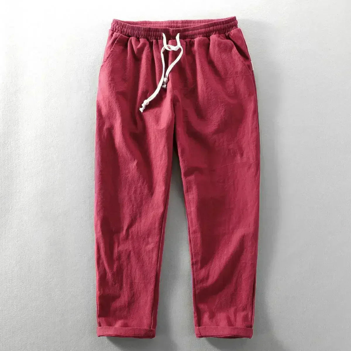 "Pantaloni estivi uomo in lino traspiranti beige con tasche, adatti per giornate calde e look elegante e leggero."