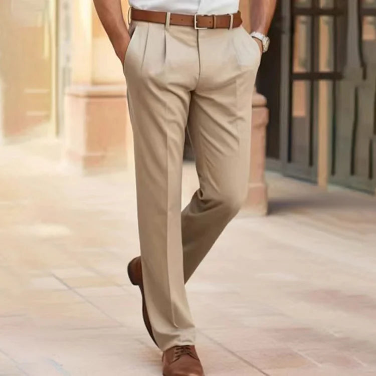 "Pantaloni estivi uomo leggeri beige versatili, design elegante e traspirante per look moderno e fresco."