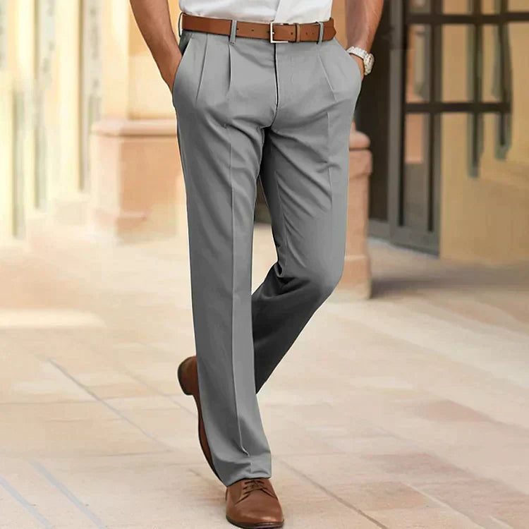 "Pantaloni estivi uomo leggeri beige versatili, design elegante e traspirante per look moderno e fresco."