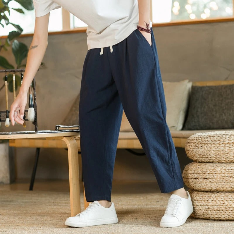 "Pantaloni in lino beige da uomo, stile casual estivo con tasche a filetto e vestibilità ampia per il massimo comfort."
