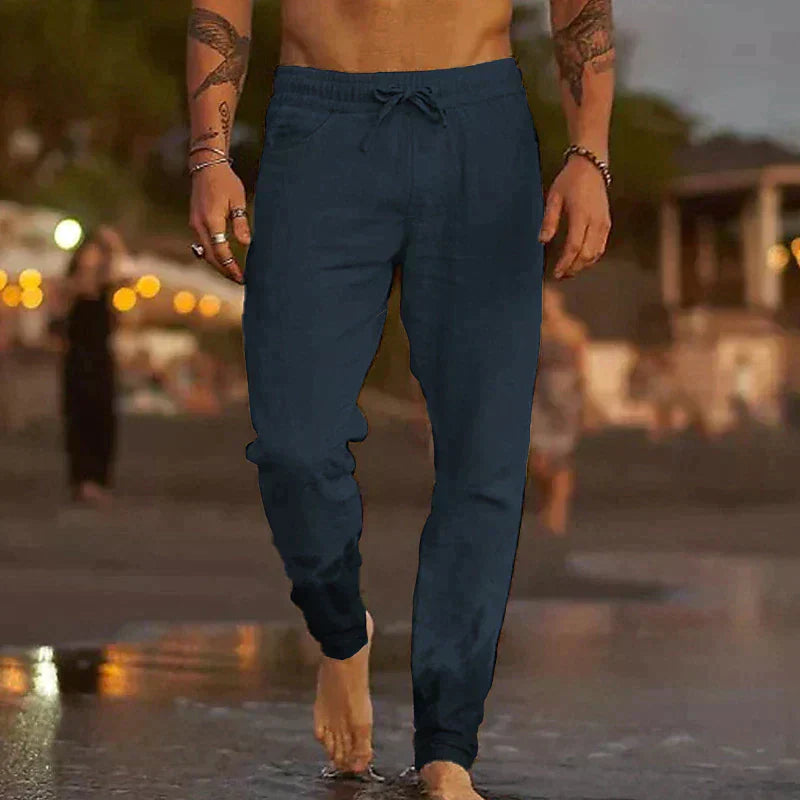 "Pantaloni leggeri in lino da uomo, beige chiaro, eleganti e comodi, ideali per l'estate, con vestibilità rilassata."