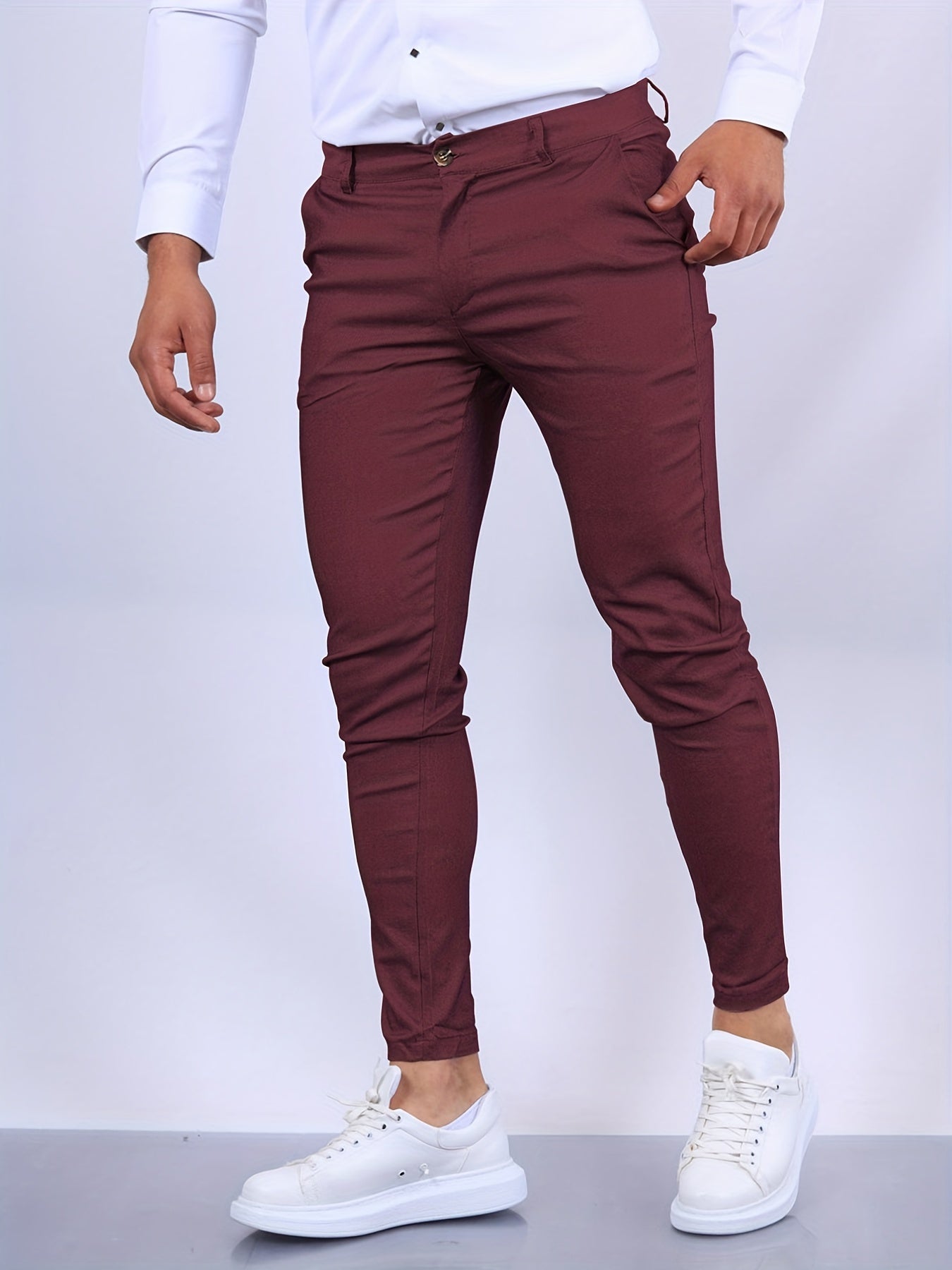"Pantaloni skinny elasticizzati da uomo in cotone elastan, taglio slim-fit, colore scuro, chiusura zip e bottone."