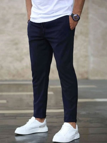 "Pantaloni uomo stretch lusso in tessuto elastico, design moderno con lunghezza affusolata, perfetti per ogni occasione."