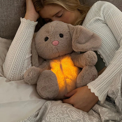 "Peluche morbido con luce tenue e suoni rilassanti, ideale per il sonno dei bambini, disponibile in varianti adorabili."