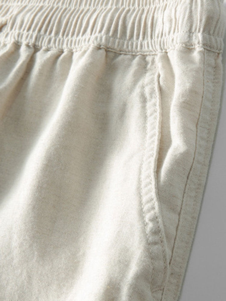 Polo beige di lino con pantaloni slim-fit, look elegante e moderno per uomo, abbigliamento estivo traspirante e chic.