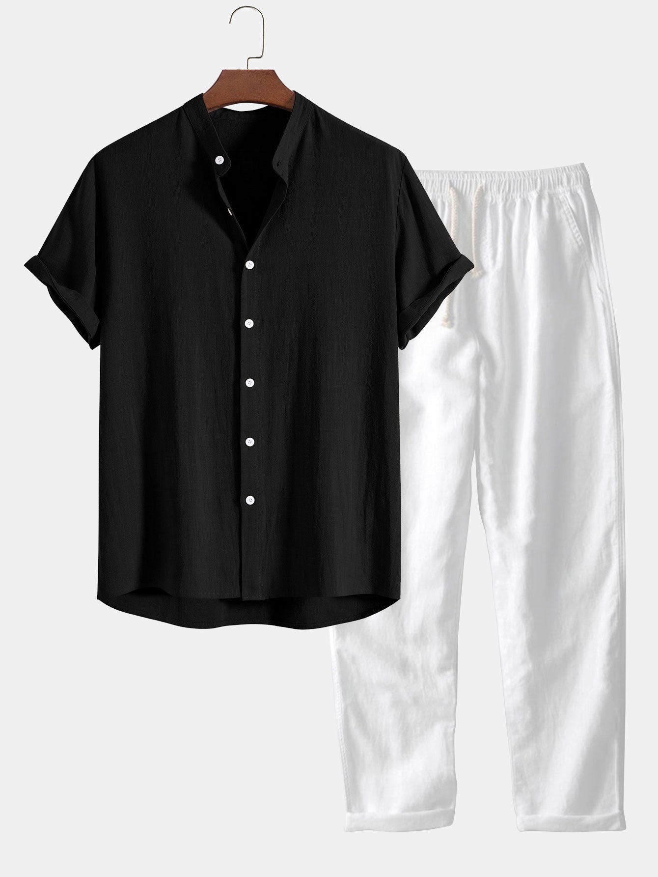 Polo beige di lino con pantaloni slim-fit, look elegante e moderno per uomo, abbigliamento estivo traspirante e chic.