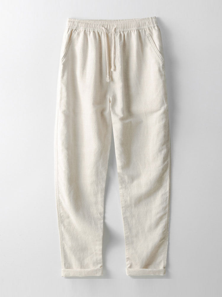 Polo beige di lino con pantaloni slim-fit, look elegante e moderno per uomo, abbigliamento estivo traspirante e chic.