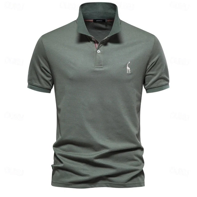 "Polo estiva uomo, tessuto leggero traspirante, disponibili in vari colori come beige e blu marino."